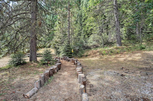 Foto 14 - Log Home on 40 Private Acres By Mt Shasta Ski Park