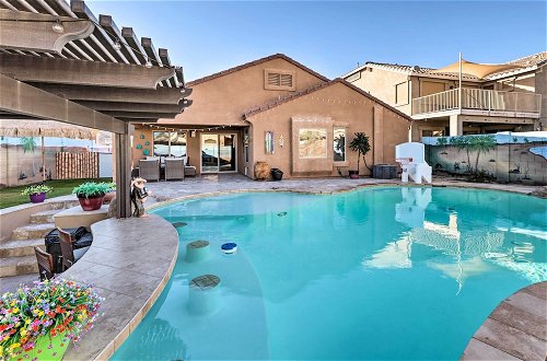 Foto 1 - Maricopa Home w/ Swim-up Bar, Heated Pool & Slide