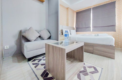 Photo 5 - Warm And Simply Look Studio Room Apartment Urban Heights Residences