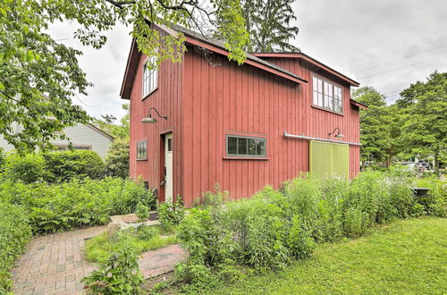 Foto 14 - Barn-like Studio Suite w/ Flowering Garden