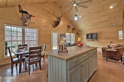 Foto 10 - Peaceful Family Cabin on 10 Acres w/ Game Room