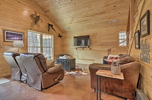 Foto 6 - Peaceful Family Cabin on 10 Acres w/ Game Room