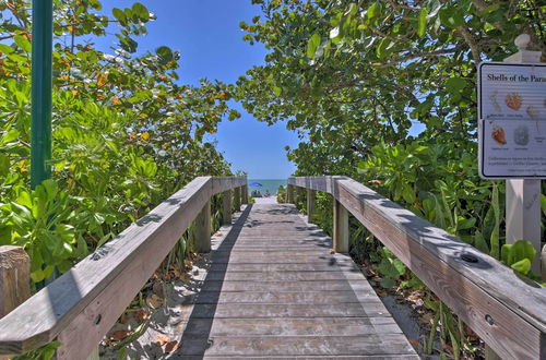 Photo 9 - Naples Condo W/pool - Walk to Dining & Beach