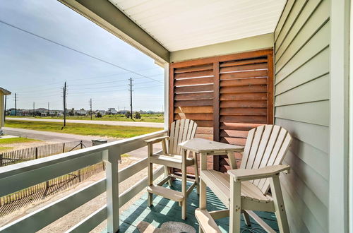 Photo 4 - Pet-friendly Galveston Bungalow, Steps to Beach