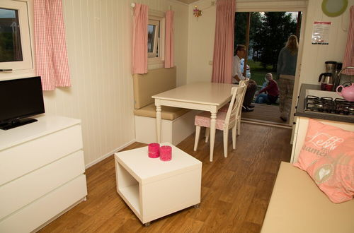 Foto 4 - Cozy Chalet With Veranda on the Beach