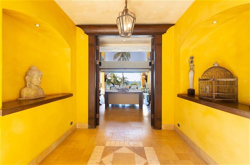 Foto 53 - Mediterranean-style Flamingo Mansion Offers the Ultimate in Beachfront Luxury