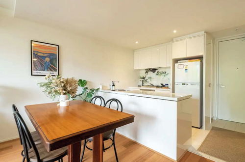 Foto 14 - Charming 1BR in Fitzroy w/ Parking, Pool, + Gym