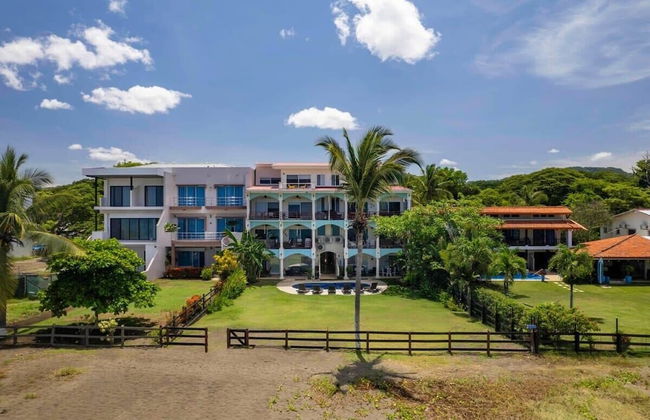 3-Bedroom, 2-Bath Beachfront Condo with Pool - Foto 26