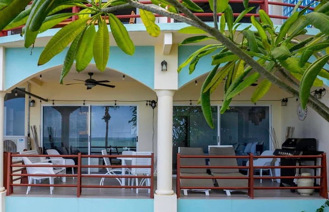 3-Bedroom, 2-Bath Beachfront Condo with Pool - Foto 16