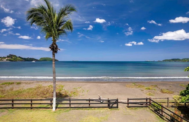 3-Bedroom, 2-Bath Beachfront Condo with Pool - Foto 29
