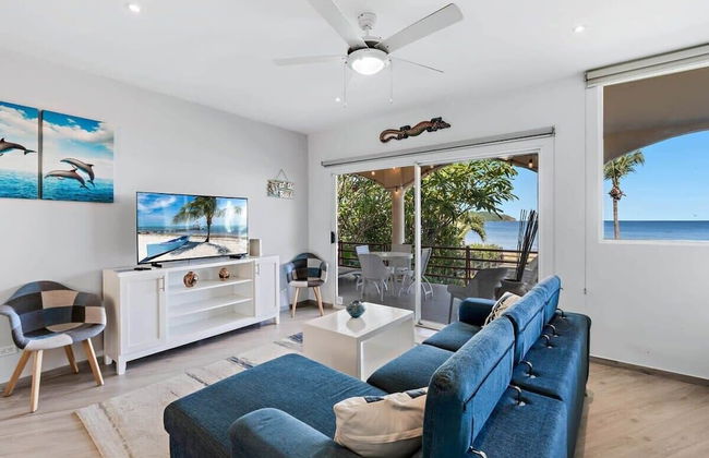 3-Bedroom, 2-Bath Beachfront Condo with Pool - Foto 1
