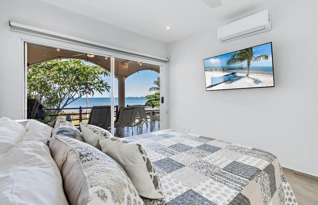 3-Bedroom, 2-Bath Beachfront Condo with Pool - Foto 2
