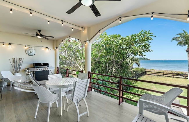 3-Bedroom, 2-Bath Beachfront Condo with Pool - Foto 15