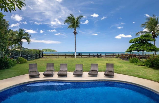 3-Bedroom, 2-Bath Beachfront Condo with Pool - Foto 22