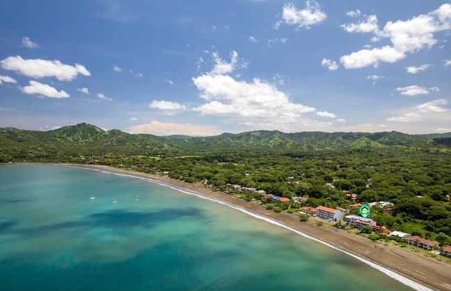 3-Bedroom, 2-Bath Beachfront Condo with Pool - Foto 32