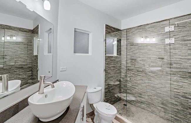 3-Bedroom, 2-Bath Beachfront Condo with Pool - Foto 18