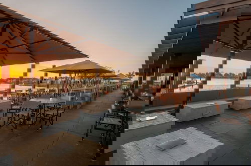 Photo 10 - Villa Near Waterfront With Stunning Design