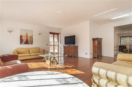 Foto 16 - EUR Luminous and Large Family Terrace Apartment