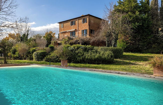 Amazing Villa Near The Lake With Pool - Photo 1