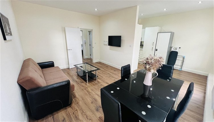 Photo 1 - 1-bed Apartment in Ealing - 2mins From Station