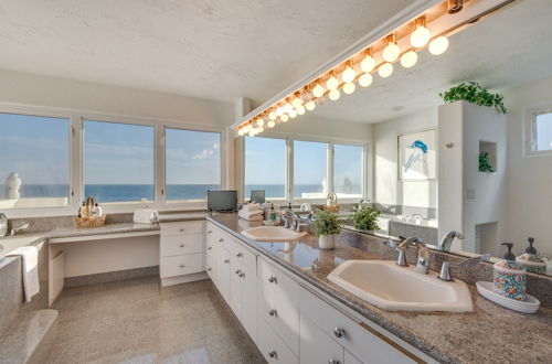 Photo 5 - Beachfront Malibu House w/ 3 Decks, Jacuzzi, Sauna