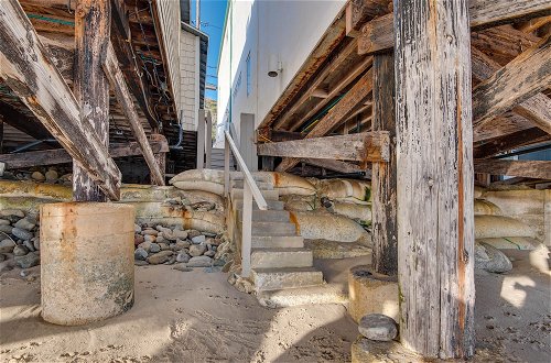 Foto 16 - Beachfront Malibu House w/ 3 Decks, Jacuzzi, Sauna