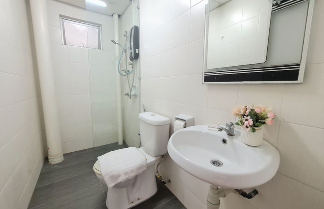 Duta Hotel & Residence by Sarahs Lodge - Photo 36