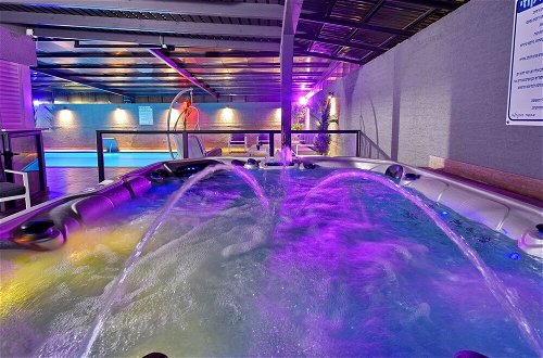 Foto 13 - Luxury Villa with heated pool in Zfat