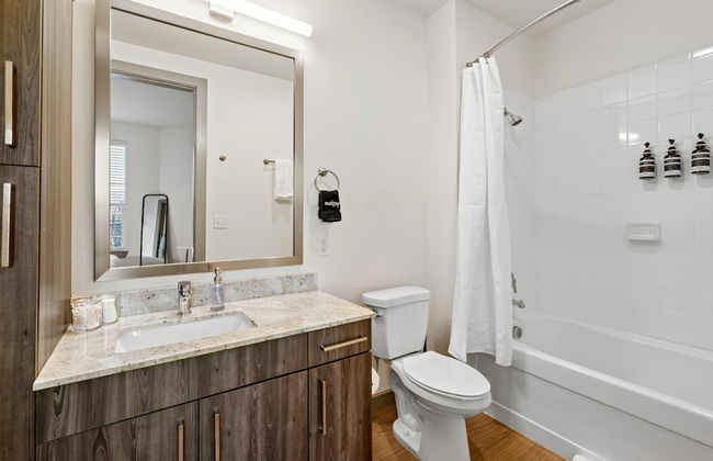 Arlington Inspired 2BD 2BA Deluxe Apartment - Foto 12