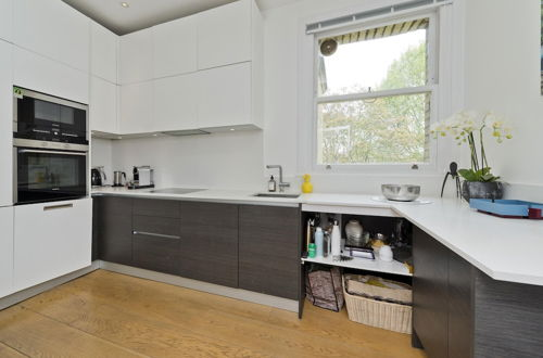 Photo 5 - Immaculate two Bedroom Apartment in Chelsea by Underthedoormat