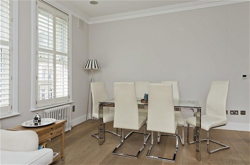 Photo 8 - Immaculate two Bedroom Apartment in Chelsea by Underthedoormat