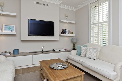 Photo 10 - Immaculate two Bedroom Apartment in Chelsea by Underthedoormat