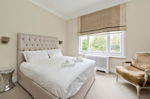 Photo 2 - Immaculate two Bedroom Apartment in Chelsea by Underthedoormat