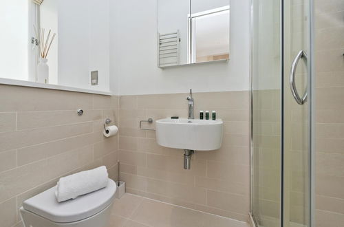 Foto 11 - Immaculate two Bedroom Apartment in Chelsea by Underthedoormat