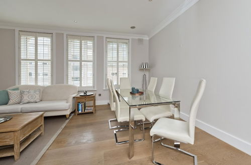 Photo 7 - Immaculate two Bedroom Apartment in Chelsea by Underthedoormat