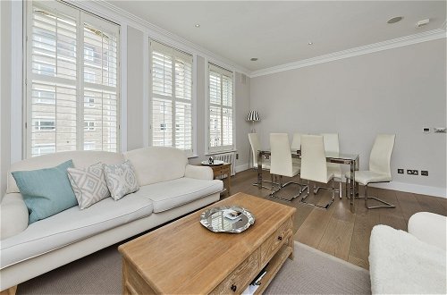 Photo 9 - Immaculate two Bedroom Apartment in Chelsea by Underthedoormat