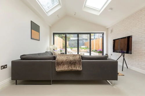 Photo 31 - Stylish 3BD Maisonette With Garden in Homerton