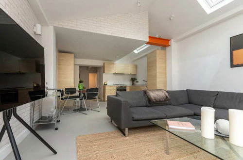 Photo 25 - Stylish 3BD Maisonette With Garden in Homerton