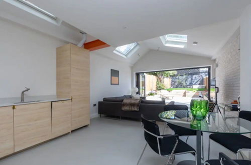 Photo 49 - Stylish 3BD Maisonette With Garden in Homerton