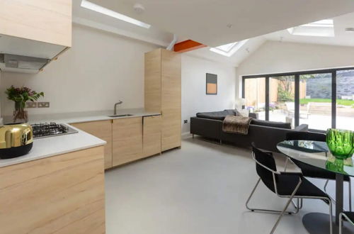 Photo 19 - Stylish 3BD Maisonette With Garden in Homerton