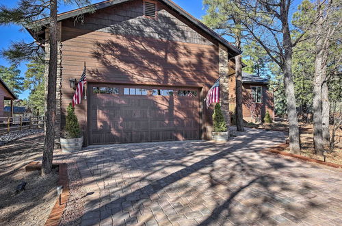 Foto 4 - Luxurious Lakeside Cabin With Private Hot Tub