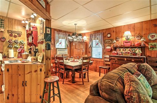 Foto 12 - Pet-friendly Cabin w/ Fire Pit, BBQ & Great Deck