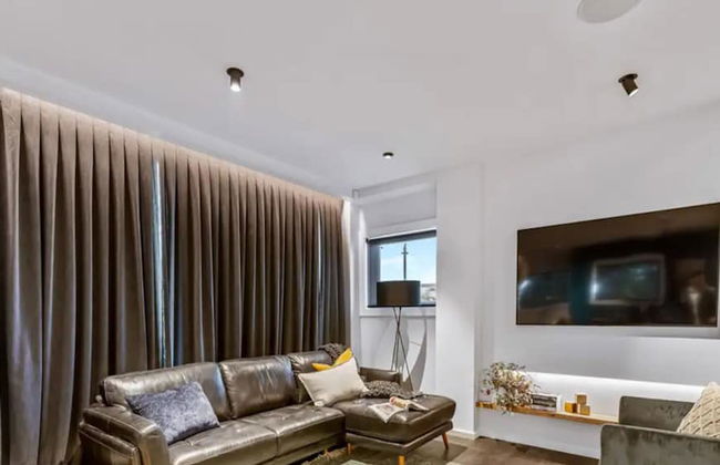 Awesome Apartment W/ Parking! - Photo 1