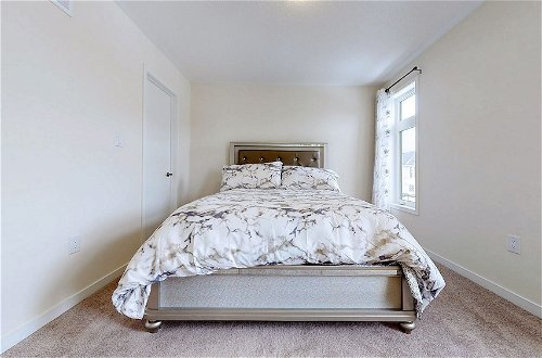 Foto 2 - Modern 3-bedroom Oshawa Home