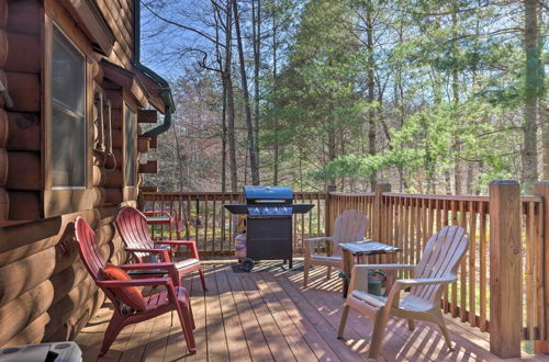 Foto 35 - Cozy Log Cabin Retreat: Steps to Lake Lure & Beach