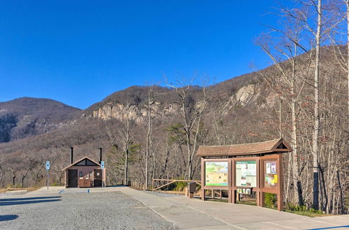 Foto 27 - Cozy Log Cabin Retreat: Steps to Lake Lure & Beach