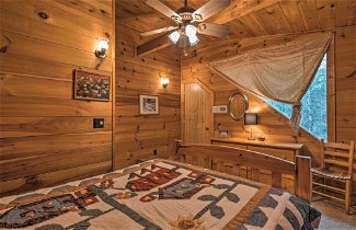 Foto 3 - Cozy Log Cabin Retreat: Steps to Lake Lure & Beach