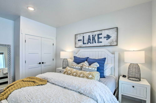 Foto 11 - Modern Home + Deck, Lake View & Bunk Room