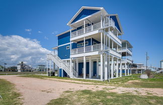 Foto 1 - Modern Galveston Vacation Rental: Steps to Beach