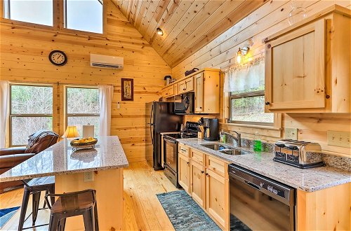 Foto 9 - Cozy Mtn Cabin: Spacious Deck & Forest Views